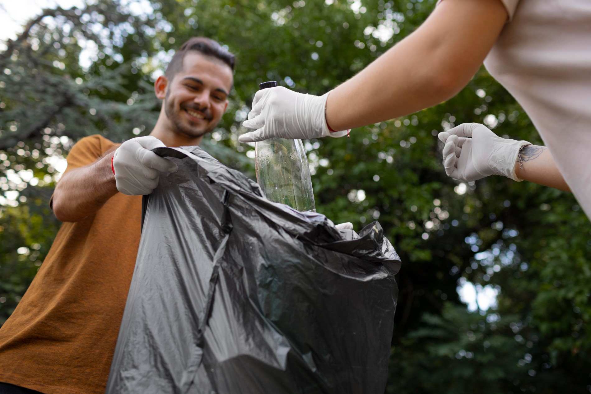 Cara Mengangkut Sampah di Jalan Sempit dengan Efisien